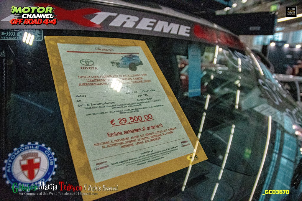 Dettagli di vendita per un Toyota Land Cruiser con specifiche e prezzo esposto su un finestrino.